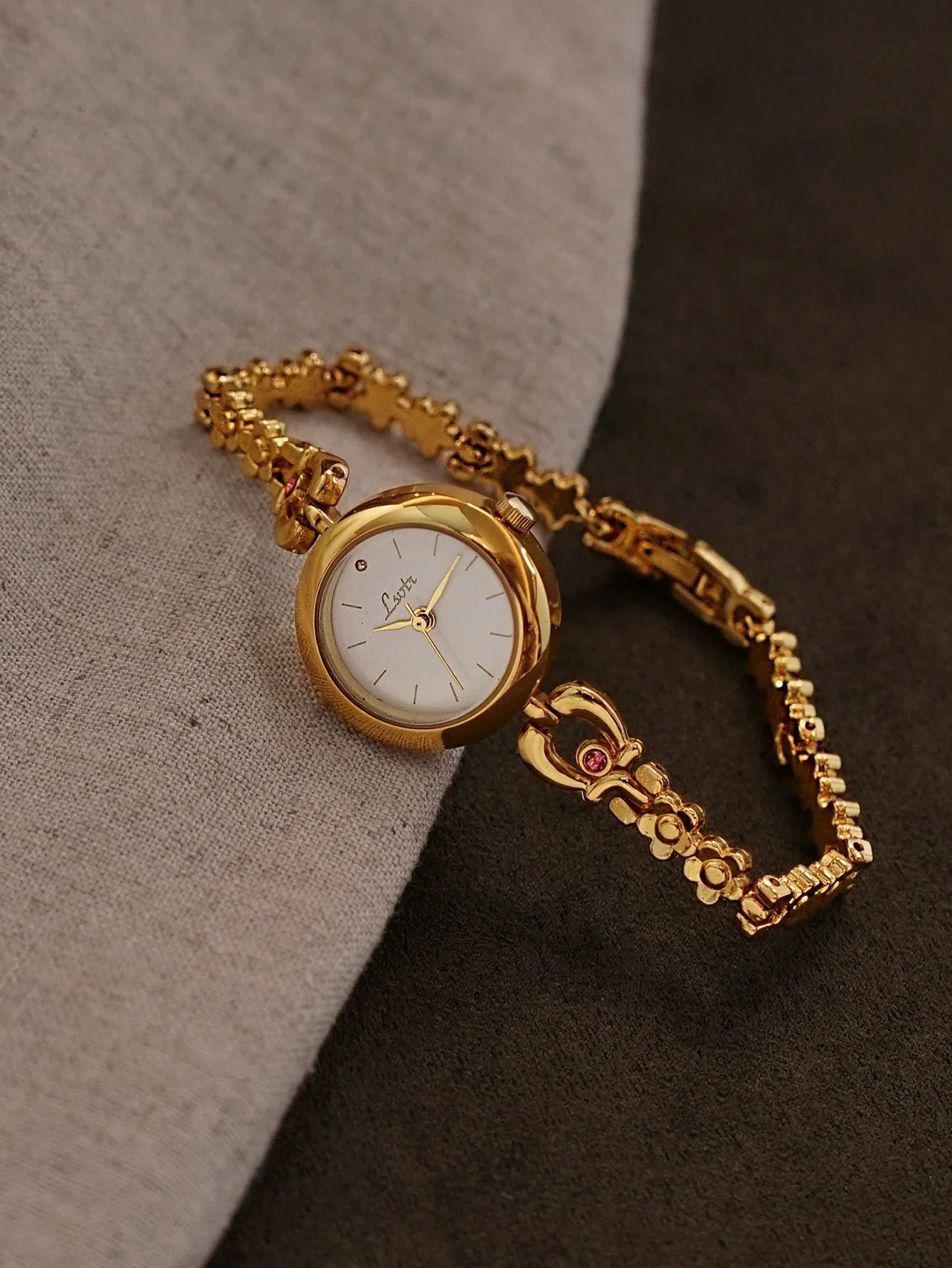 French Retro Gold Small Dial Flower-Shaped Bracelet Women’s Watch