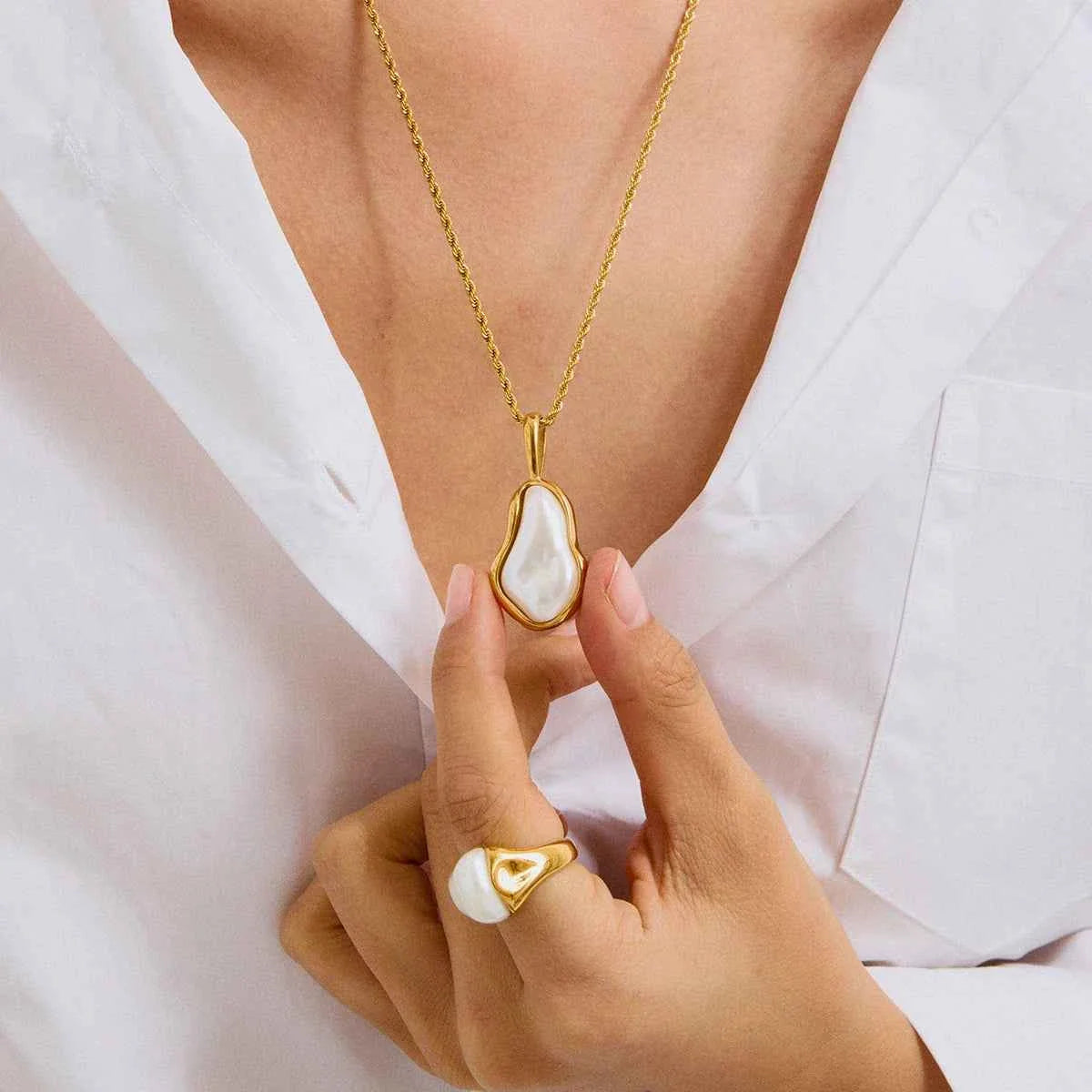 Pearl Necklace Irregular Geometric Pearl Pendant Necklace