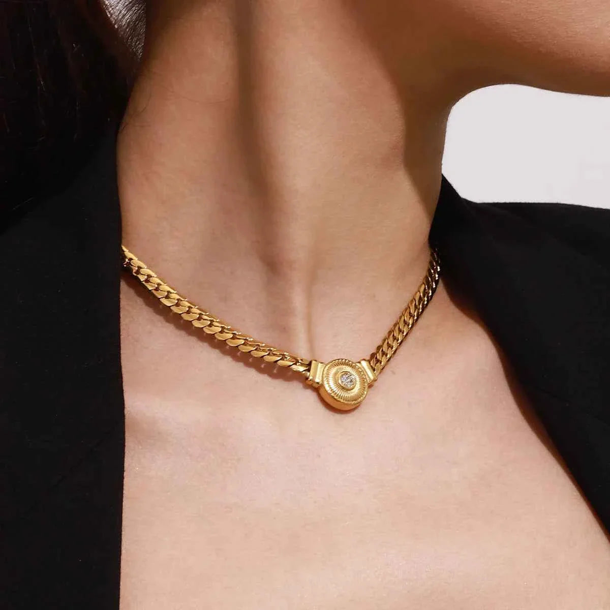 Retro Ribbed Round Pendant Necklace