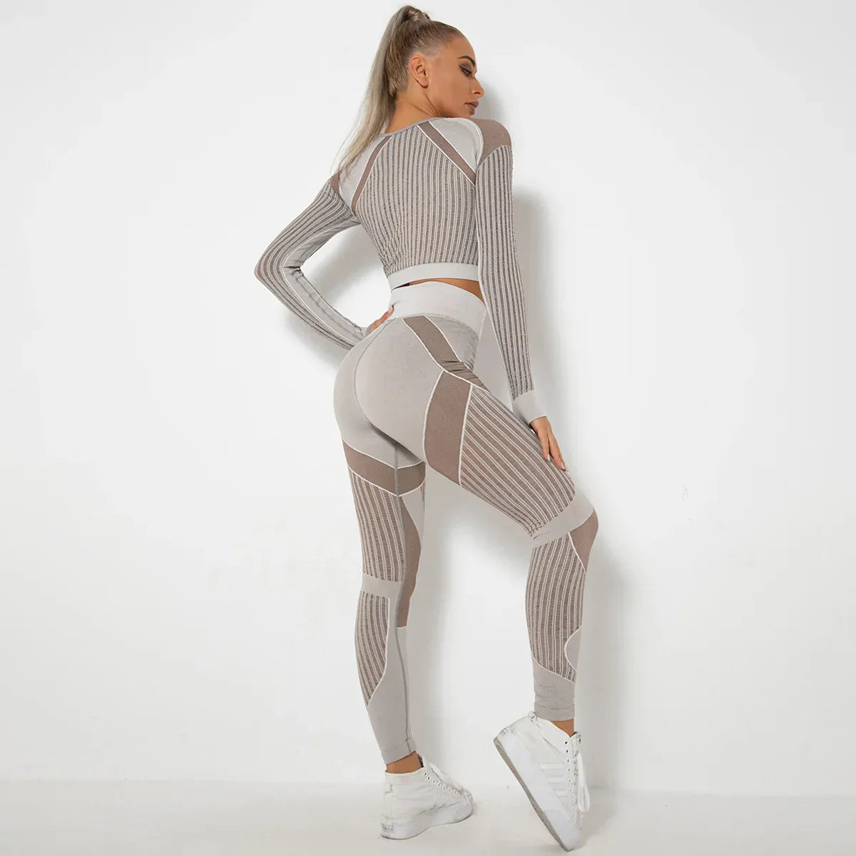 Seamless yoga set with ribbed crop top and high-waisted leggings