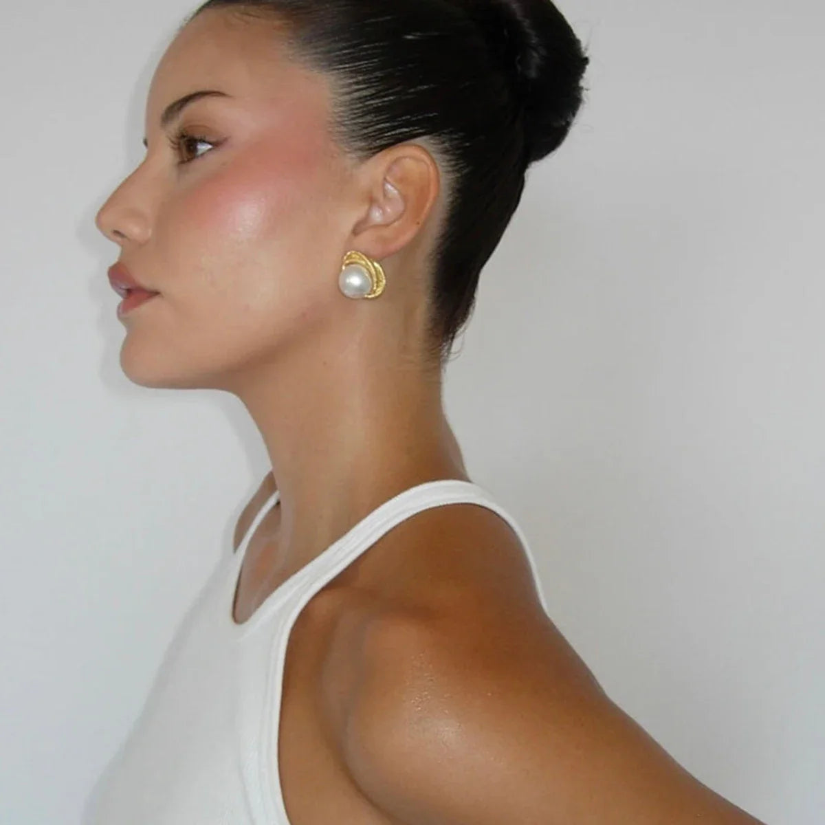 Vintage Round Stainless Steel Pearl Stud Earrings - JDE2406001